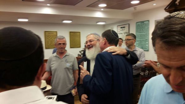 לקראת החתונה: צפו בבן דהן פוצח בשירה