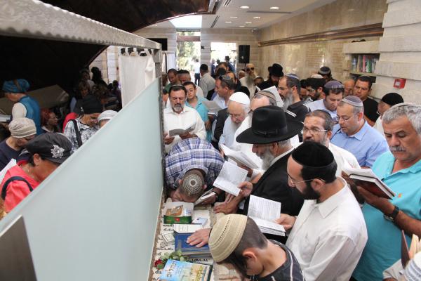 בשידור ישיר: הילולת מרן הרב מרדכי אליהו זצ"ל