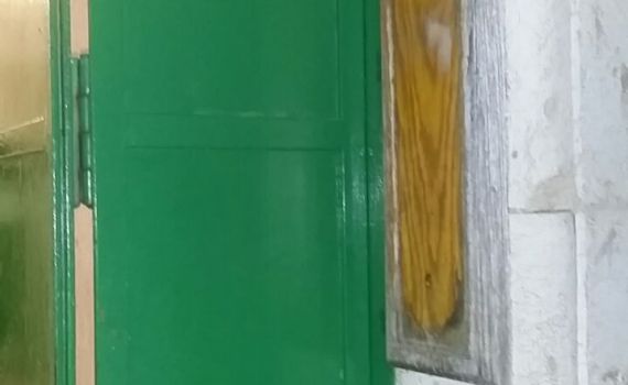 ערבים עקרו את המזוזה בכניסה למערת המכפלה