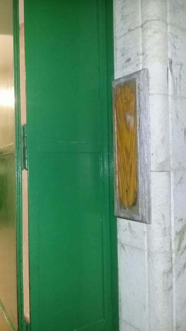 ערבים עקרו את המזוזה בכניסה למערת המכפלה