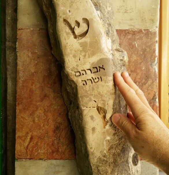 אחרי הגניבה: מזוזות חדשות במערת המכפלה