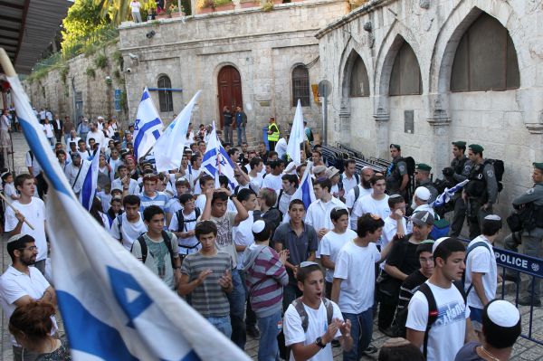 מארגני ריקוד הדגלים: נערכים למתקפת ארגוני השמאל