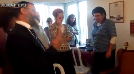 מרגש: הרב ששכל את בנו ניחם את הורי הנרצחת