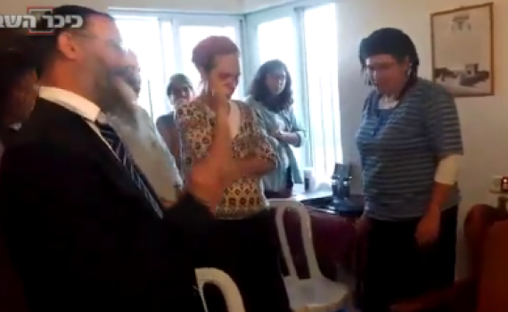 מרגש: הרב ששכל את בנו ניחם את הורי הנרצחת