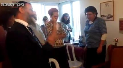 מרגש: הרב ששכל את בנו ניחם את הורי הנרצחת