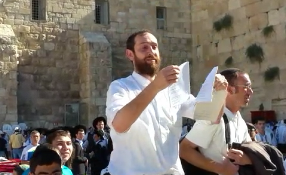 צפו: חרדי קורע סידורים במהלך עימותים בכותל