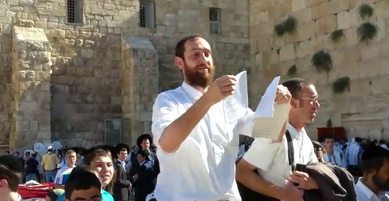 צפו: חרדי קורע סידורים במהלך עימותים בכותל