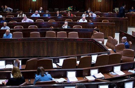 בסוף דרמה: "חוק ההדחה" אושר בכנסת