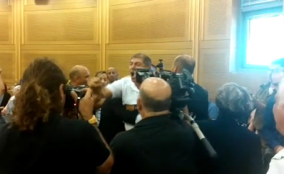 צפו: אלימות פיזית בישיבת ועדת הכלכלה