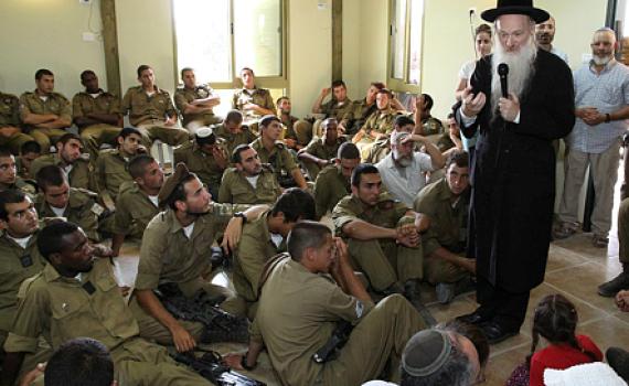 החיילים התלוננו; צה"ל השעה את המרצה הדתי