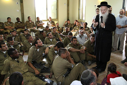 החיילים התלוננו; צה"ל השעה את המרצה הדתי