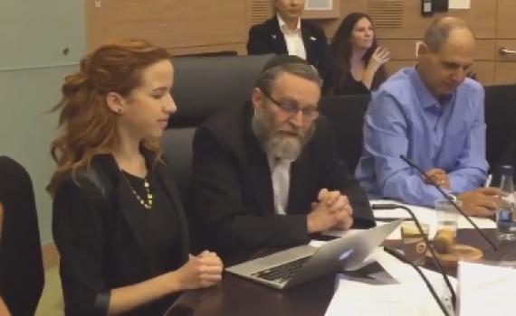 מילים: סתיו שפיר; מקריא: משה גפני • צפו