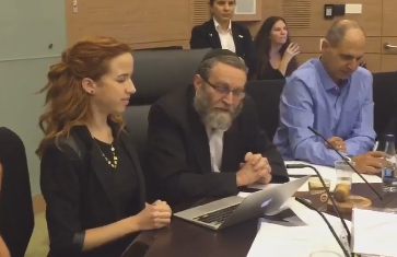 מילים: סתיו שפיר; מקריא: משה גפני • צפו