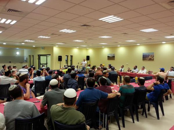 הבני"שים שנפצעו ערכו סעודת הודיה בישיבה
