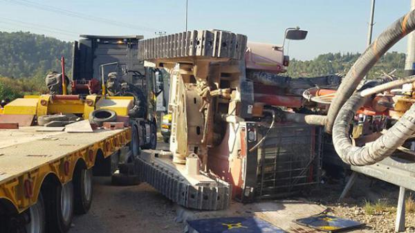 זוועה: טרקטור נפל על אמא וילדה בת 5