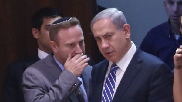 ראש הסגל לשעבר של נתניהו נלקח לחקירה