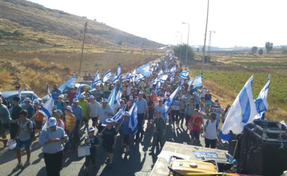 תיעוד: לא נכנעים לטרור • החלה צעדת החיזוק לעתניאל