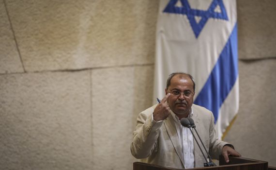 טיבי קטע את שולי מועלם לספוד לאורי אורבך. צפו