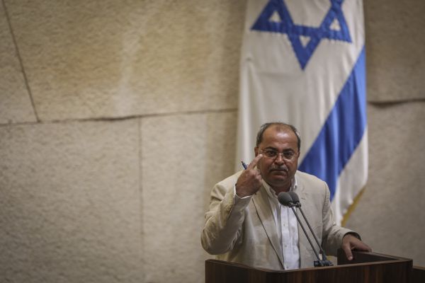 טיבי קטע את שולי מועלם לספוד לאורי אורבך. צפו