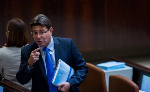 בגלל החרדים: אקוניס נטש את ישיבת הממשלה