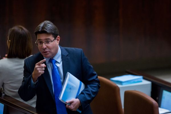 בגלל החרדים: אקוניס נטש את ישיבת הממשלה