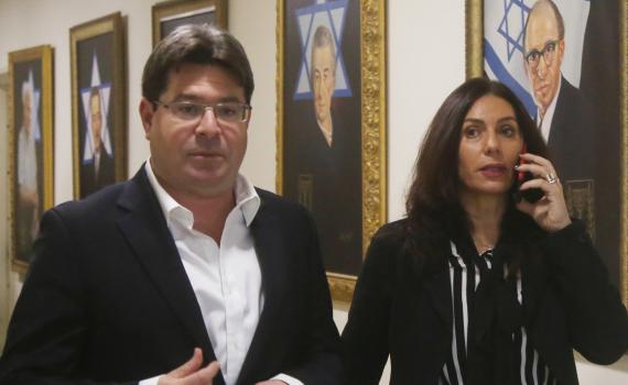 אקוניס על התאגיד "אתם מכניסים לשם מפד"לניקים"