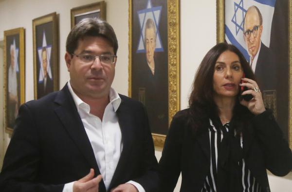 אקוניס על התאגיד "אתם מכניסים לשם מפד"לניקים"