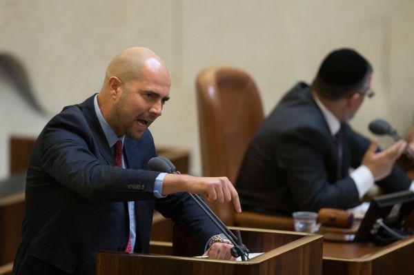 אוחנה: "הקואליציה נכנעה לשר הכי הומופוב"