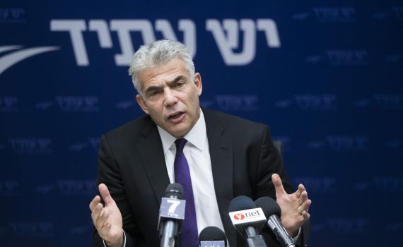 לפיד: זה התנאי כדי שהרב קרים יוכל להיות רבצ"ר