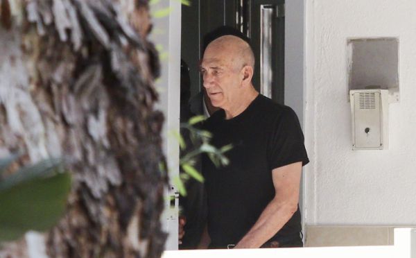 אולמרט יצא לחופשה ראשונה מכלא מעשיהו