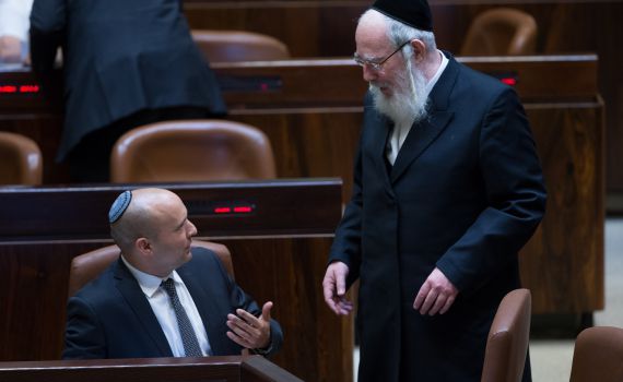 בנט הבטיח 'לא יהיה', ושוב נכנע לחרדים