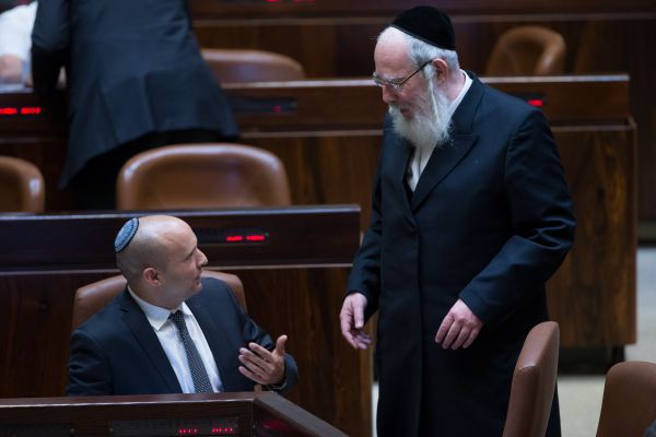 בנט הבטיח 'לא יהיה', ושוב נכנע לחרדים