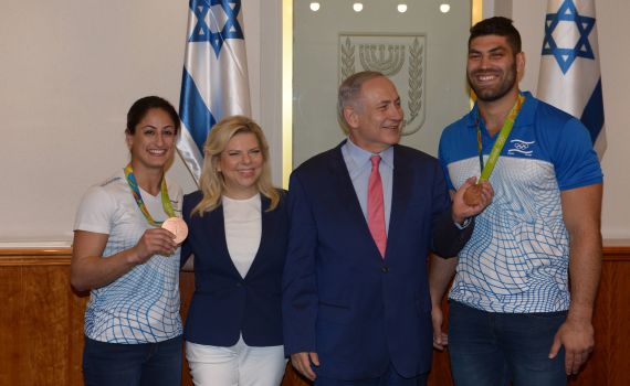 צפו • נתניהו למדליסטים: "המדינה היא כמו הג'ודו"