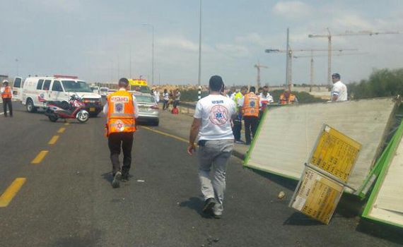 אישה נהרגה בתחנת אוטובוס בכביש החוף