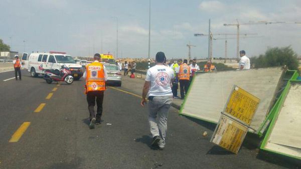 אישה נהרגה בתחנת אוטובוס בכביש החוף