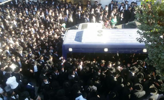 גלריית ענק: רבבות בהלווית הרב אריה פינקל