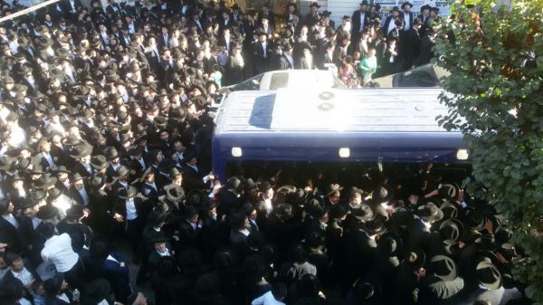 גלריית ענק: רבבות בהלווית הרב אריה פינקל