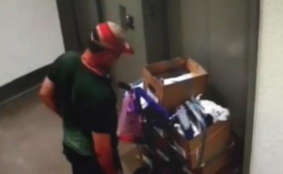 צפו: פער חור במשרדי רשות המיסים וגנב 22 ארגזים