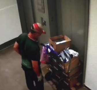 צפו: פער חור במשרדי רשות המיסים וגנב 22 ארגזים