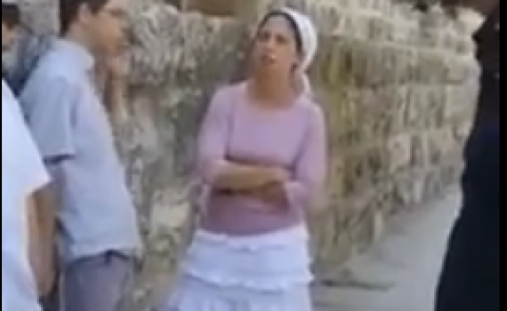 צפו: מוריה פרצה בבכי: "איך הם אומרים לי לא להתפלל"