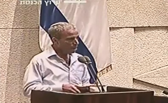 שטרן עלה לדוכן עם ספרי הלכה כדי להוכיח את דבריו; צפו