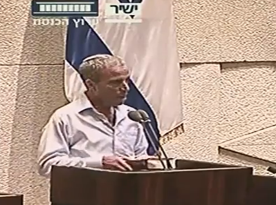 שטרן עלה לדוכן עם ספרי הלכה כדי להוכיח את דבריו; צפו