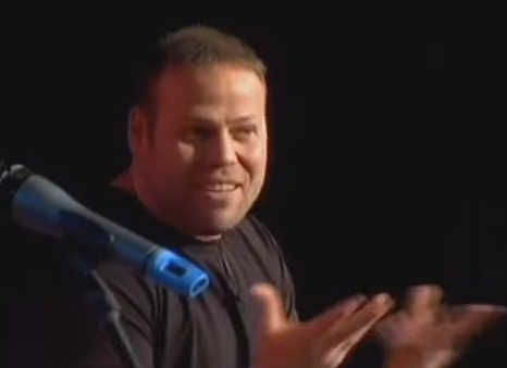 לא צחקו: אדיר מילר צחק על שוטרים וחטף עונש