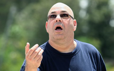 עימות סוער בין השדר לרב: "ככה לא מתנהג רב". האזינו