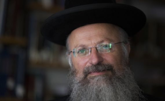 אם יש חוקים שסותרים את התורה, מה צריך לעשות?