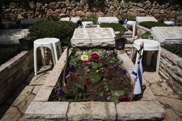 אם חלילה נהרג בצבא, תתנו לנו להיקבר בעפרה?