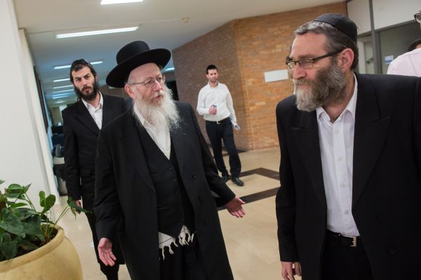 החרדים שוב התקפלו; נתניהו שוב ממנה ועדה