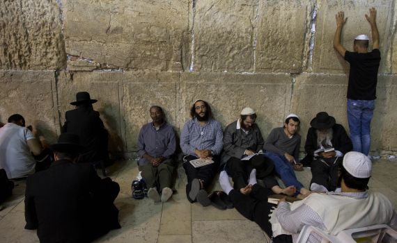 הלכות תשעה באב שחל במוצאי שבת – לכל העדות