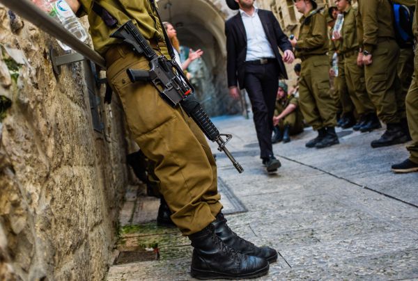 המשטרה החזירה את הנשק לחייל שהותקף