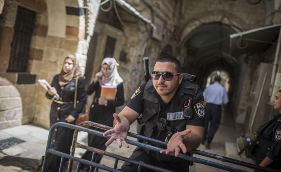 הסעיף האבסורדי בו חשודים הצעירים שהתפללו ליד הר הבית